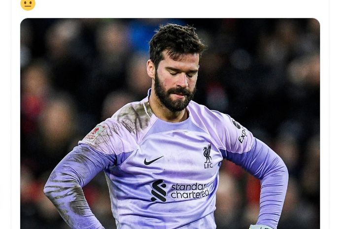 Kiper Liverpool, Alisson, saat tampil pada babak ketiga Piala FA melawan Wolverhampton Wanderers di Anfield, Sabtu (7/12/2023) waktu setempat atau Minggu dini hari WIB.