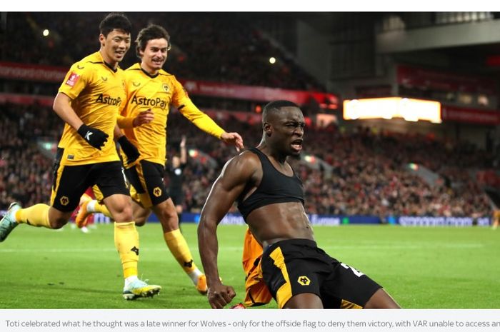 Selebrasi pemain Wolverhampton Wanderers, Toti Gomes (depan), sebelum golnya ke gawang Liverpool dianulir akibat offside pada laga babak ketiga Piala FA di Anfield, Sabtu (7/1/2023) waktu setempat atau Minggu dini hari WIB. 