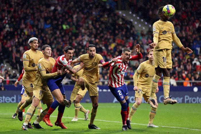 Ansu Fati (kanan) menyundul bola dalam duel pekan ke-16 Liga Spanyol antara Atletico Madrid vs Barcelona di Estadio Metropolitano (8/1/2023).