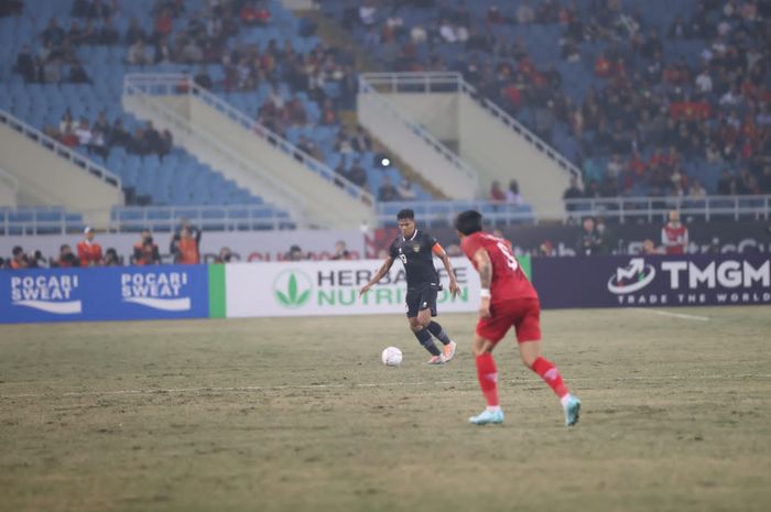 Suasana pertandingan antara timnas Indonesia versus Vietnam pada laga leg kedua babak semifinal Piala AFF 2022, di Stadion My Dinh, Hanoi, Vietnam pada Senin (9/1/2023)