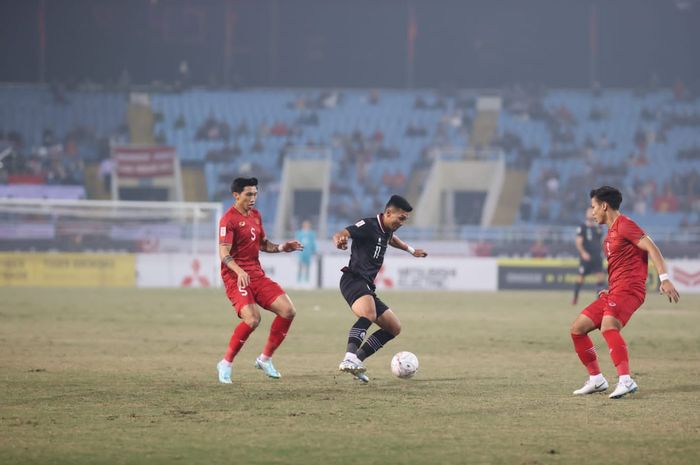 Suasana pertandingan antara timnas Indonesia versus Vietnam pada laga leg kedua babak semifinal Piala AFF 2022, di Stadion My Dinh, Hanoi, Vietnam pada Senin (9/1/2023)