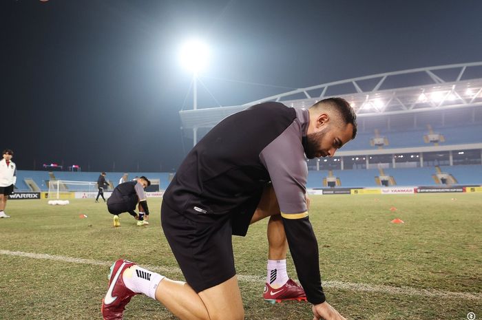 Jordi Amat mengecek rumput stadion My Dinh, Hanoi