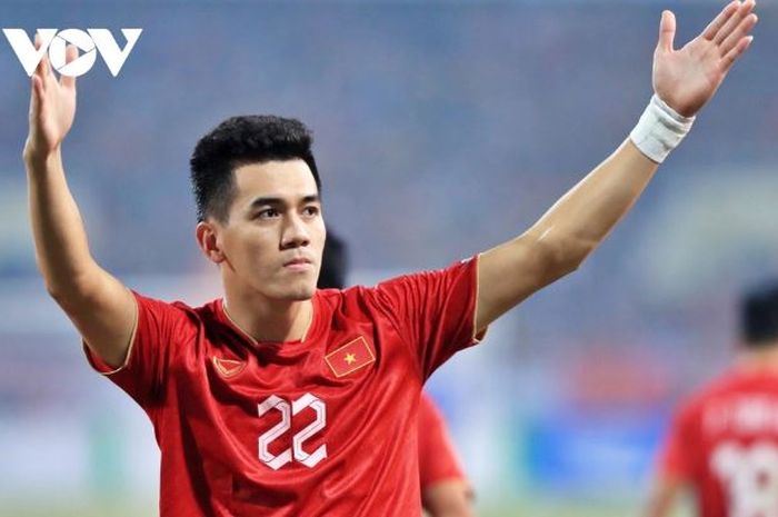 Striker Timnas Vietnam, Nguyen Tien Linh, merayakan gol ke gawang Timnas Indonesia di laga leg kedua semifinal Piala AFF 2022.