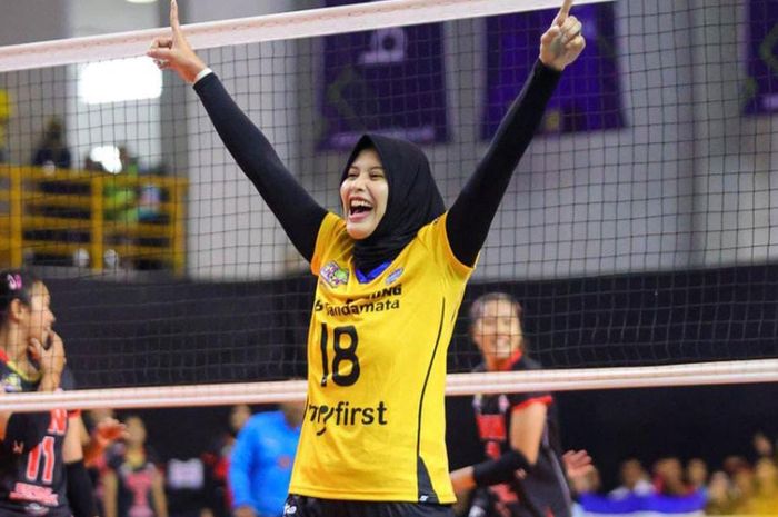 Outside Hitter Bandung BJB Tandamata, Dian Wijayanti, sedang melakukan selebrasi saat menghadapi Jakarta BIN dalam pertandingan yang digelar di GOR Sabilulungan, Si Jalak Harupat, Kabupaten Bandung, Minggu, 8 Januari 2023