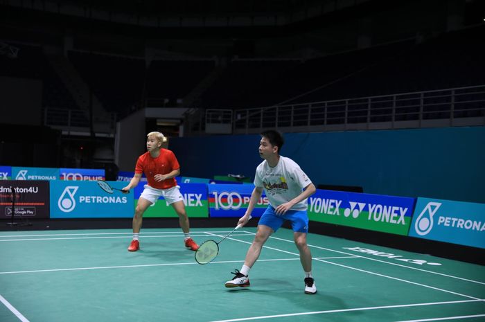 Ganda putra Indonesia, Marcus Fernaldi Gideon/Kevin Sanjaya Sukamuljo, saat menjalani sesi latihan jelang Malaysia Open 2023 di Axiata Arena, Kuala Lumpur, Malaysia, Senin, 9 Januari 2023