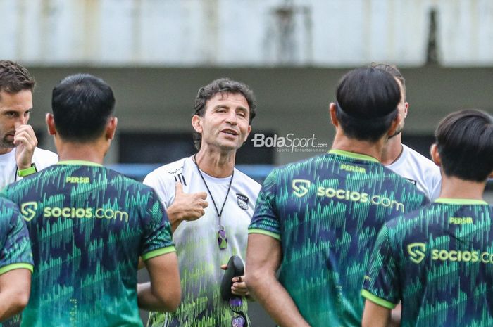 Pelatih Persib Bandung, Luis Milla (tengah), sedang memberikan intruksi kepada para pemainnya saat berlatih di Stadion Gelora Bung Karno, Senayan, Jakarta, 10 Januari 2023.