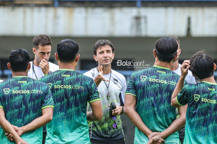 Pelatih Persib Bandung, Luis Milla (tengah), sedang memberikan intruksi kepada para pemainnya saat berlatih di Gelora Bandung Lautan Api, Bandung, Jawa Barat, 10 Januari 2023.