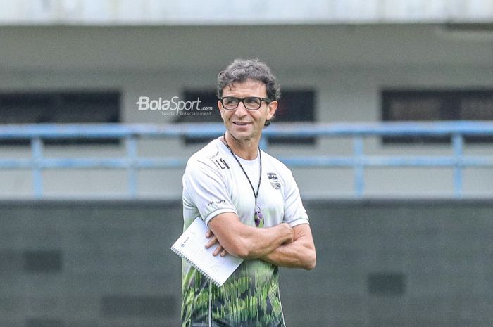 Pelatih Persib Bandung, Luis Milla (tengah), sempat sumringah saat memantau para pemainnya saat berlatih di Stadion Gelora Bandung Lautan Api, Bandung, Jawa Barat, 10 Januari 2023.