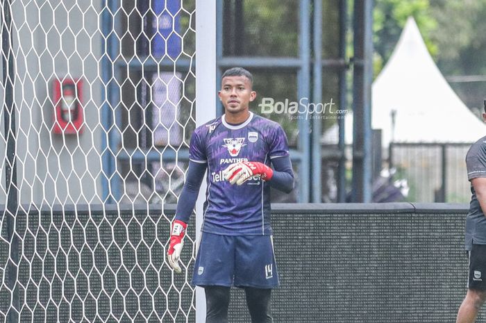 Kiper Persib Bandung, Teja Paku Alam, sedang berlatih di Stadion Gelora Bandung Lautan Api, Bandung, Jawa Barat, 10 Januari 2023.