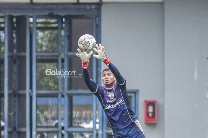 Kiper Persib Bandung, Teja Paku Alam, sedang menangkap bola saat berlatih di Stadion Gelora Bandung Lautan Api, Bandung, Jawa Barat, 10 Januari 2023.