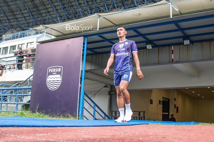 Kiper Persib Bandung, Reky Rahayu, sedang berjalan jelang berlatih di Stadion Gelora Bandung Lautan Api, Bandung, Jawa Barat, 10 Januari 2023.