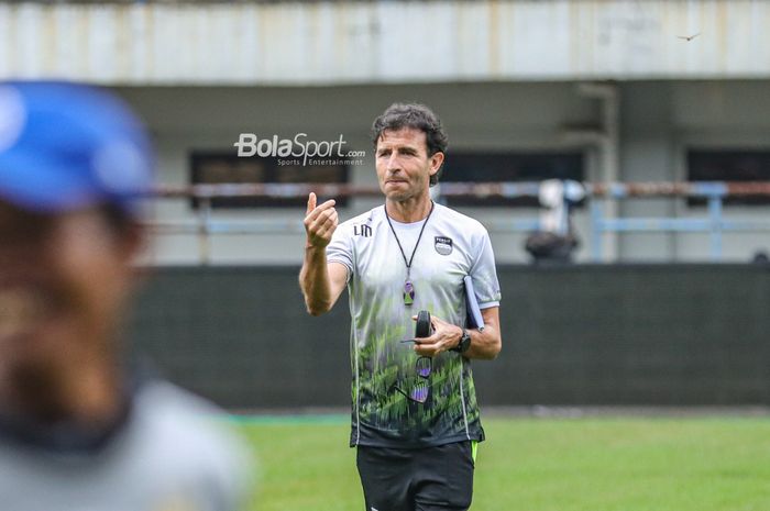 Pelatih Persib Bandung, Luis Milla, sedang memberikan intruksi kepada para pemainnya saat berlatih di Stadion Gelora Bandung Lautan Api, Bandung, Jawa Barat, 10 Januari 2023.