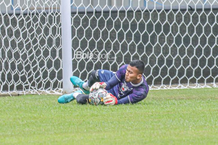 Kiper Persib Bandung, Teja Paku Alam, sedang menangkap bola saat berlatih di Stadion Gelora Bandung Lautan Api, Bandung, Jawa Barat, 10 Januari 2023.