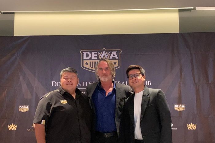 Pelatih Jan Olde Riekerink diperkenalkan Dewa United di kawasan Serpong Tangerang, Selasa (10/1/2023)