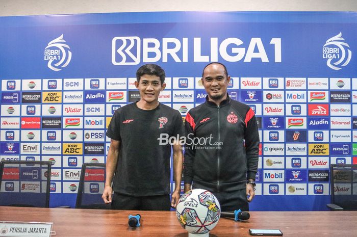 Asisten pelatih Persija Jakarta, Sopian Hadi (kanan) dan pemainnya bernama Firza Andika (kiri) sedang berfoto bersama saat sesi jumpa pers di Graha Persib, Bandung, Jawa Barat, 10 Januari 2023.