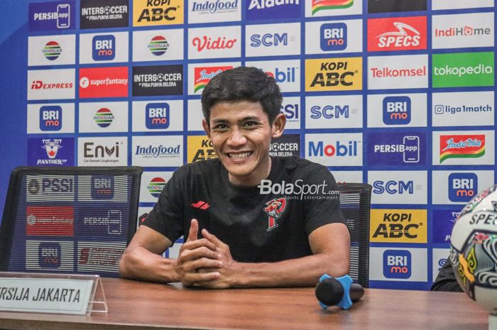 Bek sayap kiri Persija Jakarta, Firza Andika, sempat sumringah saat hadir jumpa pers di Graha Persib, Bandung, Jawa Barat, 10 Januari 2023.