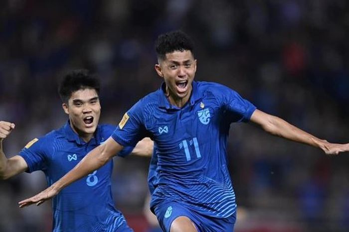 Pemain Timnas Thailand, Bordin Phala, melakukan selebrasi usai mencetak gol ke gawang Timnas Malaysia pada laga leg kedua babak semifinal Piala AFF 2022.