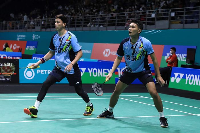 Ganda putra Indonesia, Fajar Alfian/Muhammad Rian Ardianto, saat bertanding pada babak pertama Malaysia Open 2023 di Axiata Arena, Kuala Lumpur, Selasa (10/1/2023).