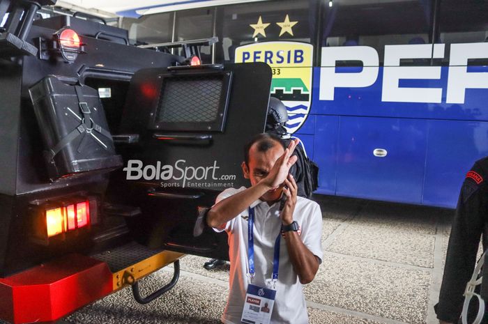 Pemain Persija Jakarta, Riko Simanjuntak, saat tiba menggunakan rantis di Stadion Gelora Bandung Lautan Api, Bandung, Jawa Barat, 11 Januari 2023.