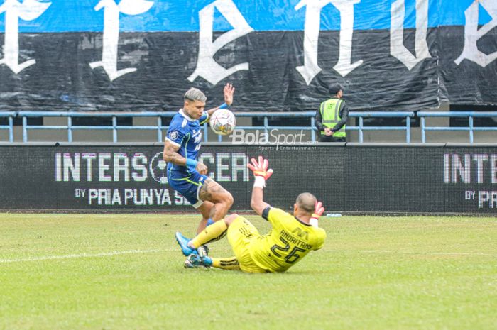 Pemain Persib Bandung, Ciro Alves saat berhadapan dengan kiper Persija Jakarta, Andritany Ardhiyasa dalam laga tunda pekan ke-11 Liga 1 2022-2023, di Stadion Gelora Bandung Lautan Api (GBLA), Bandung, Rabu (11/1/2023).