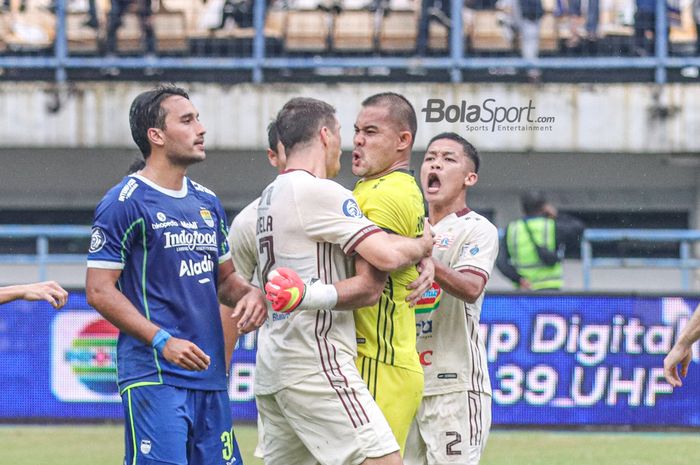 Para pemain Persija merayakan keberhasilan kiper Andritany Ardhiyasa menggagalkan penalti Beckham Putra pada babak pertama laga melawan Persib di Liga 1, Rabu (11/1/2023) di Stadion Gelora Bandung Lautan Api.