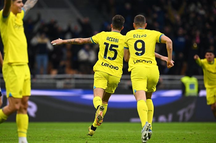 Bek Inter Milan, Francesco Acerbi (15), merayakan gol yang dicetaknya ke gawang Parma pada babak 16 besar Coppa Italia 2022-2023 di Stadion Giuseppe Meazza, Selasa (10/1/2023).