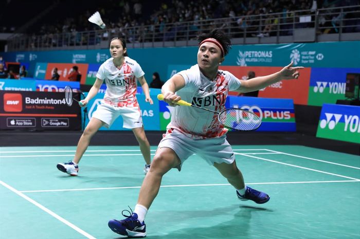 Pasangan ganda campuran Indonesia, Zachariah Josiahno Sumanti/Hediana Julimarbela saat tampil pada babak pertama Malaysia Open 2023 di Axiata Arena, Rabu (11/1/2023).