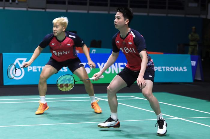 Pasangan ganda putra Indonesia, Marcus Fernaldi Gideon/Kevin Sanjaya Sukamuljo, pada babak pertama Malaysia Open 2023 di Axiata Arena, Kuala Lumpur, Rabu (11/1/2023).