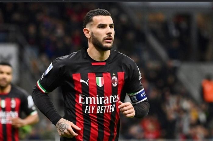 Bek kiri AC Milan, Theo Hernandez, bisa bertahan selamanya bersama I Rossoneri karena kecintaannya kepada klub yang besar.