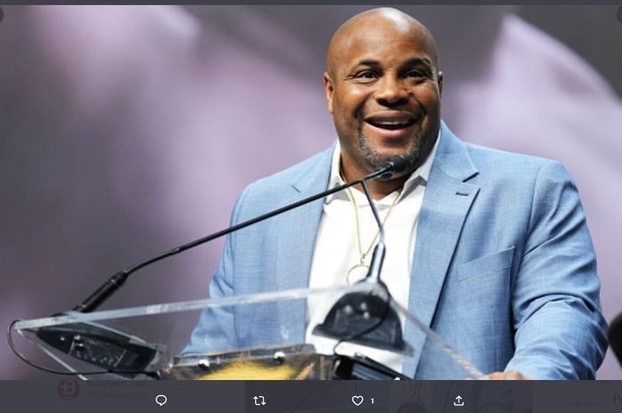 Daniel Cormier ikut bicara soal keputusan pensiun rival lamanya, Jon Jones