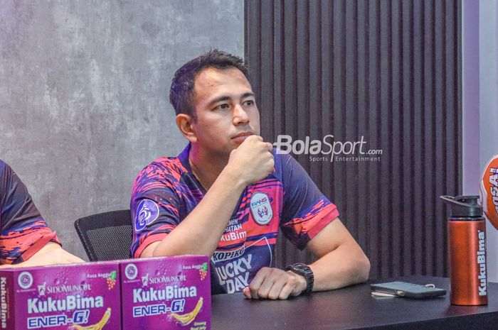 Chairman RANS Nusantara FC, Raffi Ahmad, saat menghadiri sesi jumpa pers di kawasan Andara, Jakarta,  12 Januari 2023.