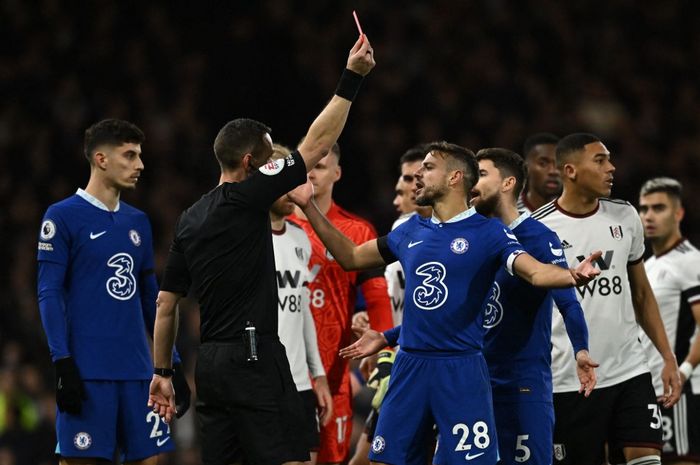 David Coote memberikan kartu merah kepada penyerang Chelsea,Joao Felix, (tidak ada dalam foto) selama pertandingan Fulham vs Chelsea di Craven Cottage  pada 12 Januari 2023 waktu setempat atau Jumat dini hari WIB (Foto oleh Ben Stansall / AFP) / DIBATASI UNTUK PENGGUNAAN EDITORIAL. 