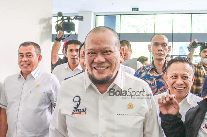 Calon Ketua Umum PSSI periode 2023-2027, La Nyalla Mattalitti, tampak sumringah saat tiba di GBK Arena, Senayan, Jakarta, 13 Januari 2023.