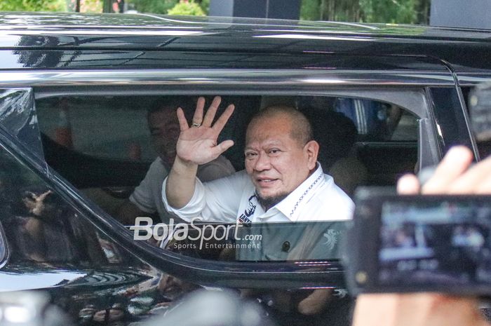 Calon Ketua Umum PSSI, La Nyalla Mattalitti, tampak menyapa saat di GBK Arena, Senayan, Jakarta, 13 Januari 2023.