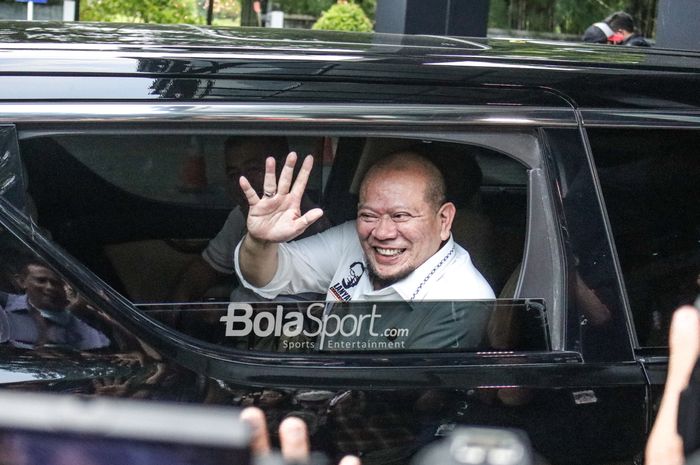 Calon Ketua Umum PSSI periode 2023-2027, La Nyalla Mattalitti, tampak menyapa saat di GBK Arena, Senayan, Jakarta, 13 Januari 2023.