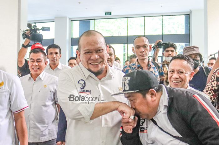 Calon Ketua Umum PSSI periode 2023-2027, La Nyalla Mattalitti, tampak menyapa saat di GBK Arena, Senayan, Jakarta, 13 Januari 2023.