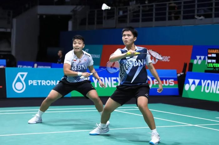 Pasangan ganda putri Indonesia, Apriyani Rahayu/Siti Fadia Silva Ramadhanti, saat tampil pada babak 32 besar Malaysia Open 2023 di Axiata Arena, Malaysia, 10 Januari 2023.