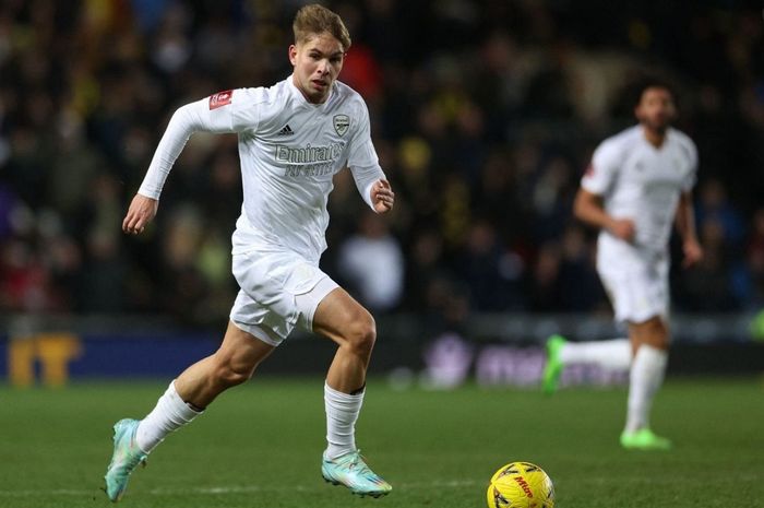 Gelandang Arsenal, Emile Smith Rowe, tampil kembali setelah pulih dari operasi saat melawan Oxford United pada babak ketiga Piala FA 2022-2023, Senin (9/1/2023).