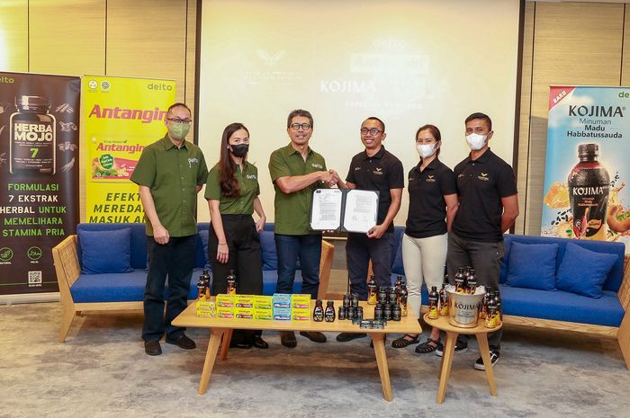 (kiri-kanan) : GM Sales dan Marketing PT Deltomed Laboratories, General Manager Lfestyle Division Jesslyn Rahardjo , CEO Muljo Rahardjo, Tim Manajer Nusantara Cycling Team Rastra Patria beserta tim pada acara penandatanganan kerjasama kemitraan di kantor PT Deltomed Laboratories di Tangerang, Banten, Senin (9/1/2023).