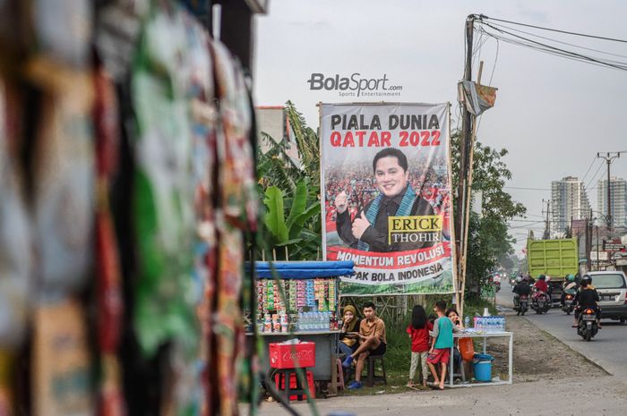 Poster Erick Thohir sebagai momentum revolusi sepam bola Indonesia terpampang di Stadion Indomilk, Tangerang, Banten, 14 Januari 2023.