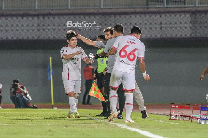 Pelatih Persis Solo, Leonardo Medina Arellano (kanan), tampak memberikan apresiasi kepada pemainnya bernama Ryo Matsumura yang mampu mencetak gol dalam laga pekan ke-18 Liga 1 2022 di Stadion Indomilk Arena, Tangerang, Banten, 14 Januari 2023. 