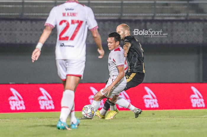 Penyerang Persis Solo, Ferdinand Sinaga (kiri), sedang menguasai bola dalam laga pekan ke-18 Liga 1 2022 di Stadion Indomilk Arena, Tangerang, Banten, 14 Januari 2023. 