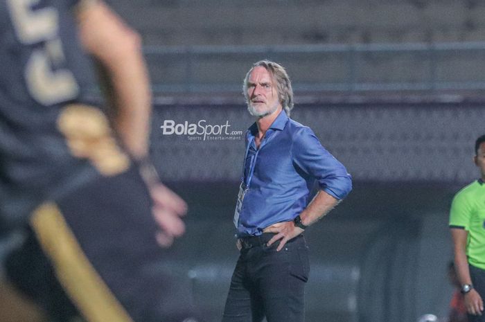 Pelatih Dewa United, Johannes Hendrikus Olde Riekerink, sedang memantau para pemainnya dalam laga pekan ke-18 Liga 1 2022 di Stadion Indomilk Arena, Tangerang, Banten, 14 Januari 2023.