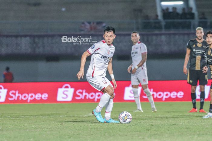 Pemain Persis Solo, Sutanto Tan, sedang menguasai bola dalam laga pekan ke-18 Liga 1 2022 di Stadion Indomilk Arena, Tangerang, Banten, 14 Januari 2023.