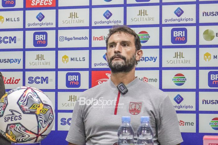 Pelatih Persis Solo, Leonardo Medina Arellano, saat hadir dalam sesi jumpa pers di Stadion Indomilk Arena, Tangerang, Banten, 14 Januari 2023.