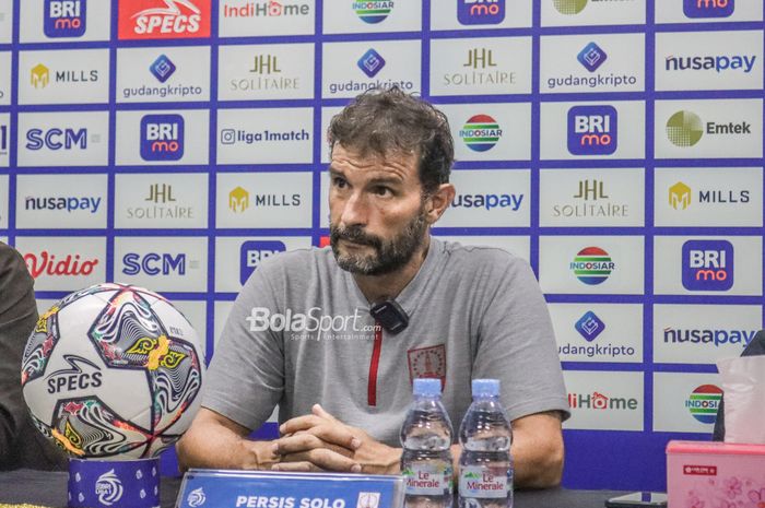 Pelatih Persis Solo, Leonardo Medina Arellano, saat hadir dalam sesi jumpa pers di Stadion Indomilk Arena, Tangerang, Banten, 14 Januari 2023.