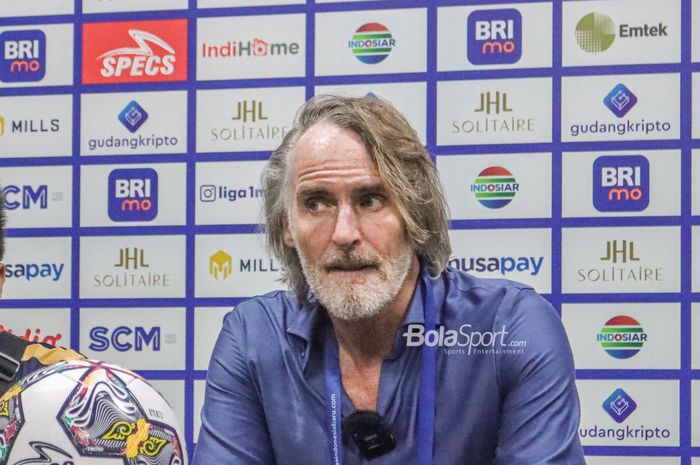 Pelatih Dewa United, Johannes Hendrikus Olde Riekerink, saat hadir dalam sesi jumpa pers di Stadion Indomilk Arena, Tangerang, Banten, 14 Januari 2023. 