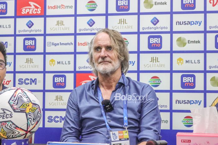 Pelatih Dewa United, Johannes Hendrikus Olde Riekerink, saat hadir dalam sesi jumpa pers di Stadion Indomilk Arena, Tangerang, Banten, 14 Januari 2023. 