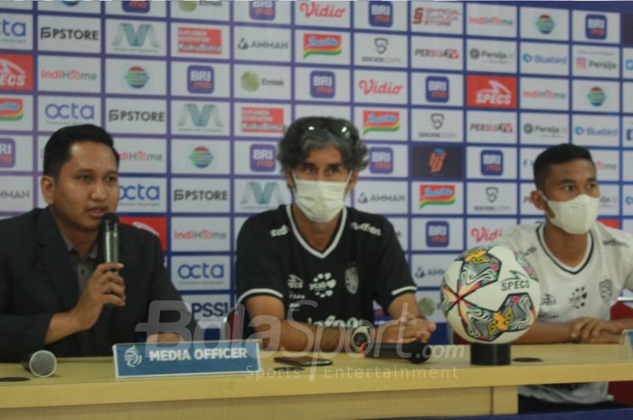 Pelatih Bali United, Stefano Cugurra, bersama Ricky Fajrin, dalam sesi jumpa pers menghadapi Persija Jakarta  