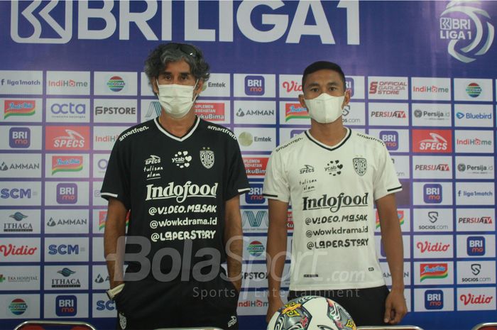 Pelatih Bali United, Stefano Cugurra, bersama Ricky Fajrin, dalam sesi jumpa pers menghadapi Persija Jakarta  